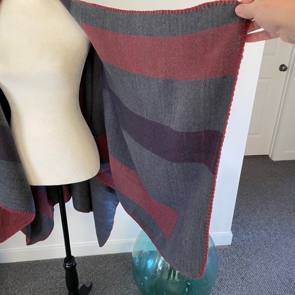 **SOLD** BNWOT Dakota shawl blanket wrap - OS - Picture 8 of 12